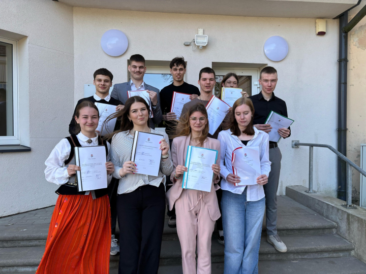 12. klases skolēni aizstāv savus pētījumus 