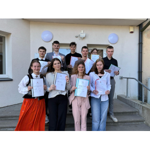 12. klases skolēni aizstāv savus pētījumus 