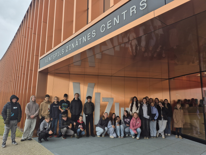 Ekskursijas ietvaros 7.a un 7.b klases skolēni papildina savas prasmes ģeogrāfijā, vēsturē un pilsoniskajā līdzdalībā