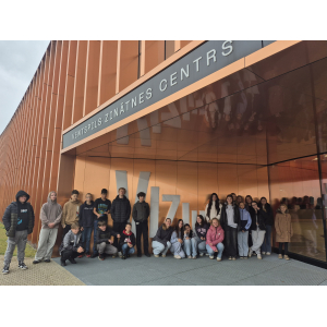 Ekskursijas ietvaros 7.a un 7.b klases skolēni papildina savas prasmes ģeogrāfijā, vēsturē un pilsoniskajā līdzdalībā