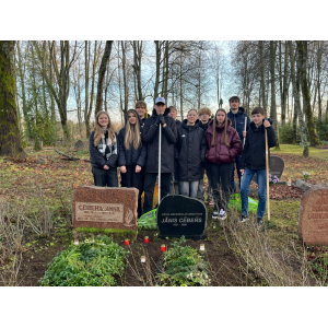 Turpinām tradīcijas - rūpes par skolas skartajiem un Brīvības cīņu dalībniekiem