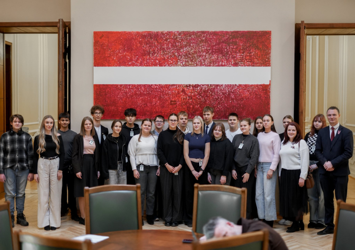 10. klase iepazīst Saeimu