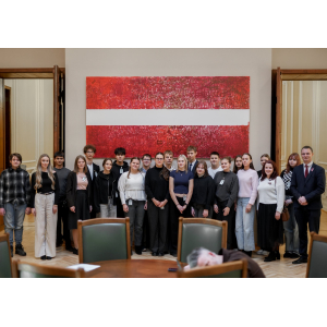 10. klase iepazīst Saeimu