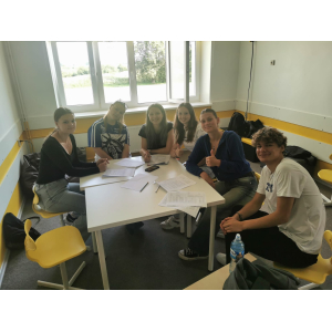 Nīcas vidusskolas skolēni īsteno projektu “Ceļā uz līderību” 