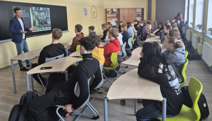 Nīcas vidusskolas absolvents Mārtiņš Freimanis dalās karjeras pieredzē