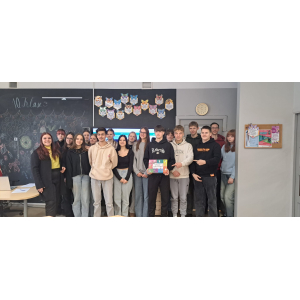 Skolēni piedalās nodarbībā un spēlē spēli 