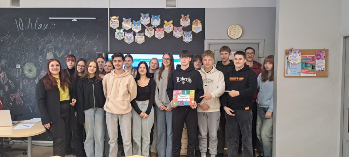 Skolēni piedalās nodarbībā un spēlē spēli 