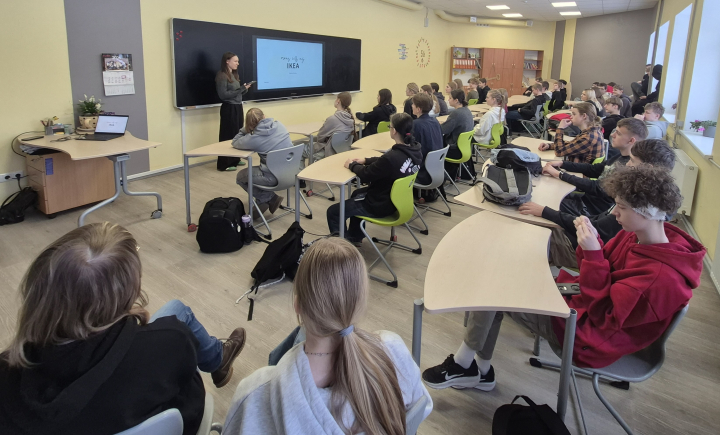 Absolvente Rēzija Kalēja dalās pieredzes stāstā ar 9. klašu skolēniem
