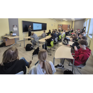 Absolvente Rēzija Kalēja dalās pieredzes stāstā ar 9. klašu skolēniem