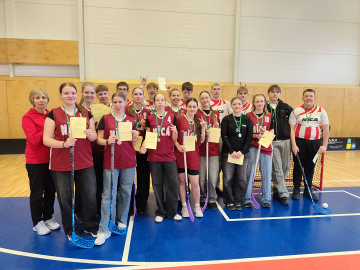 Dienvidkurzemes novada skolu sacensības florbolā 7.-9.klašu grupā iegūst 2. vietu