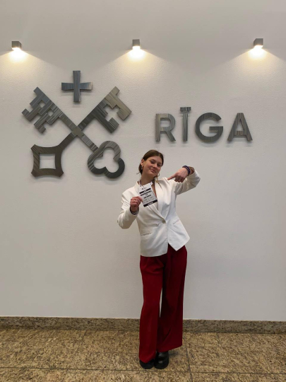 Skolēnu valdes prezidente Aļina Dermenži piedalās 