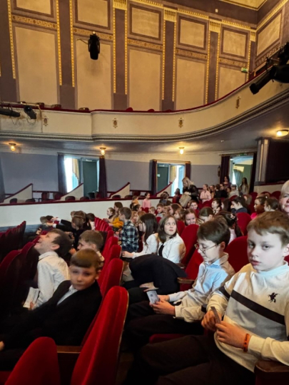 3. a un 3. b noskatās izrādi “Patakoļako un teātra visums”