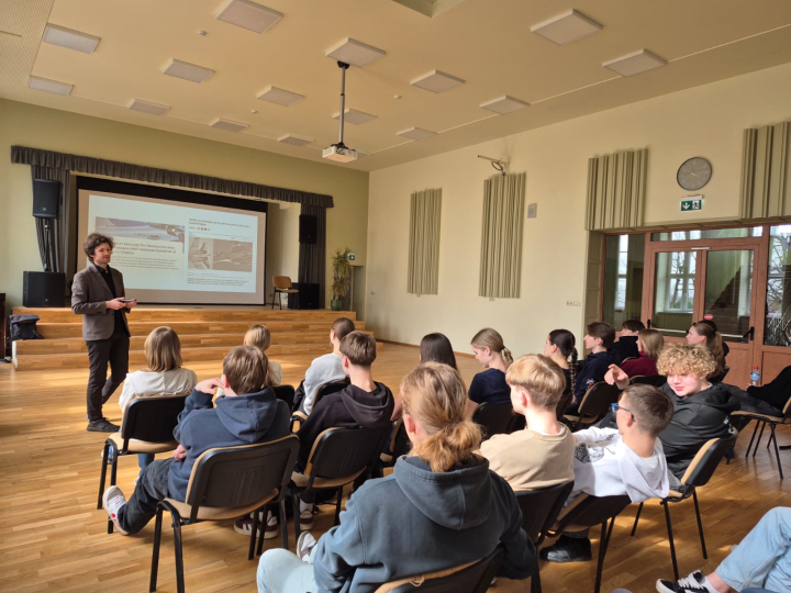 “Saproti informāciju”