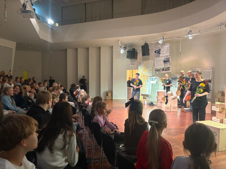 6.a klase apmeklē izrādi „Liepu Tēva teikas”