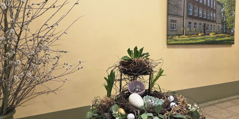 Balts pūpolītis smaida, Un Lielo Dienu gaida, Klāt atkal pavasaris jauns, Kad dzīvība sāk mosties, plaukt.